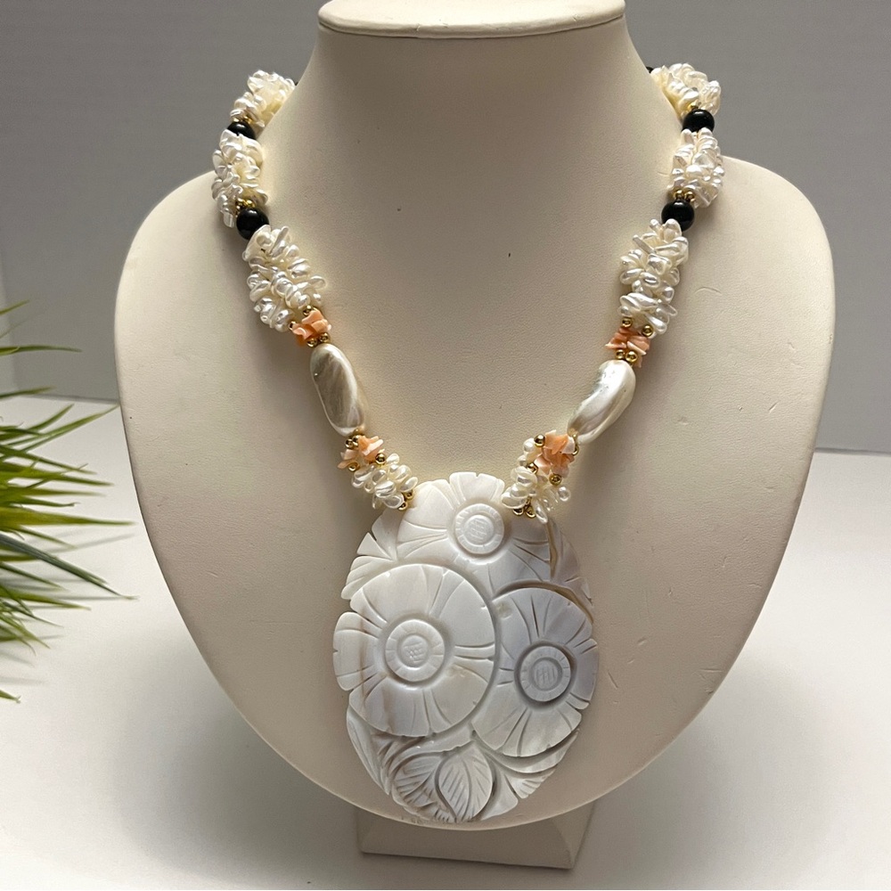NWOT Vintage Mother of Pearl hibiscus shell freshwater pearl pink coral necklace